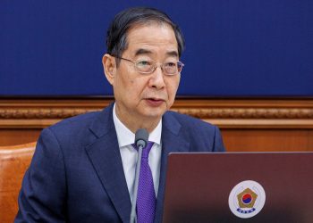 South Korea’s prime minister and top presidential officials resign en masse