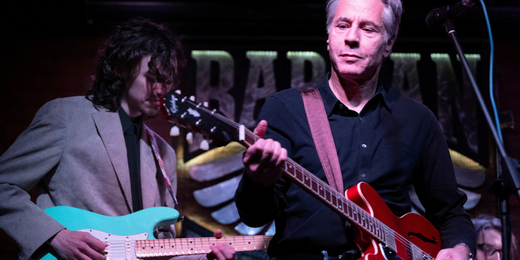 Blinken, guitar in hand, sings ‘Rockin’ in the Free World’ in Kyiv bar during Ukraine trip