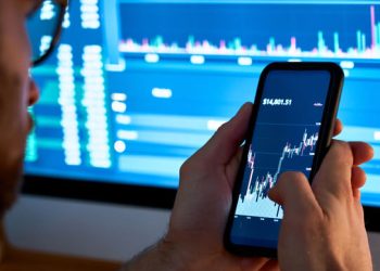 Brazil’s Ibovespa dips amid global market turmoil and Trump’s threats to the Fed